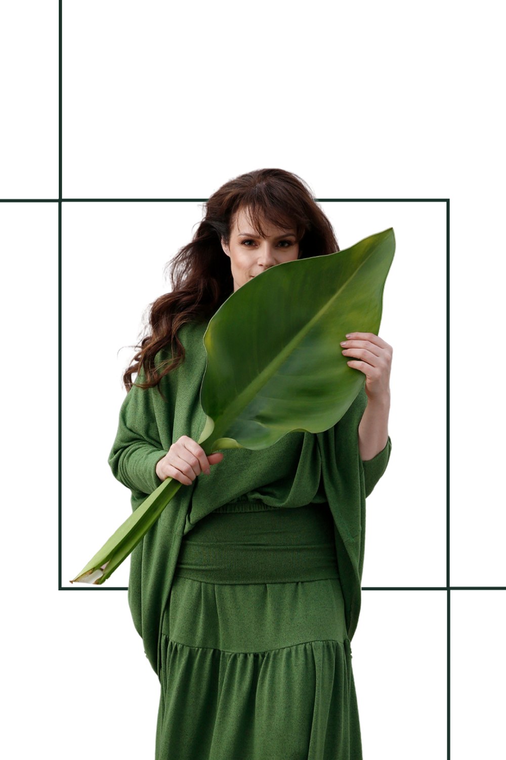 Modelo vestindo conjunto verde da Miliveste